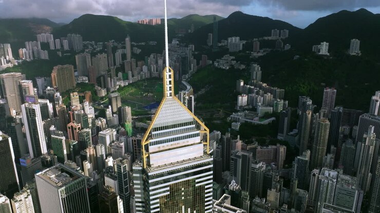 Plano dolly reverso de drone do alto edifício Central Plaza e do Hipódromo Happy Valley ao fundo em um dia claro