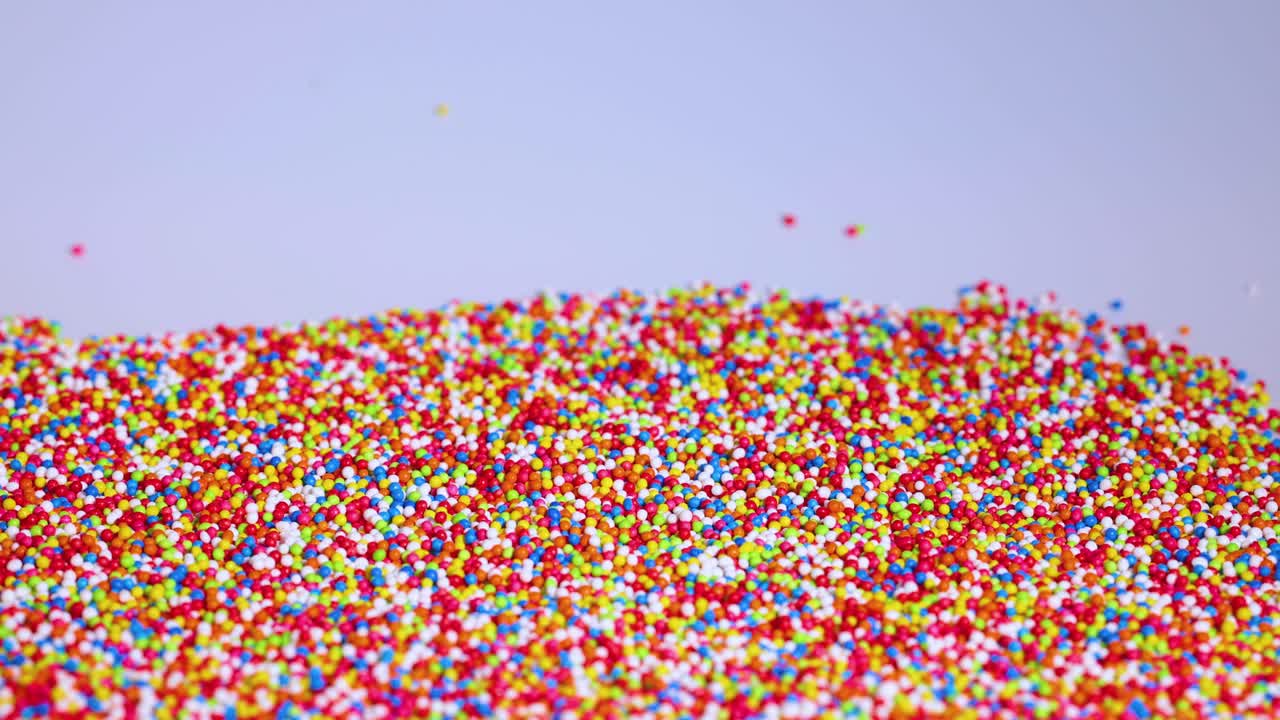 밝은 배경에 반이는 활기찬 스프링클 캐스케이드