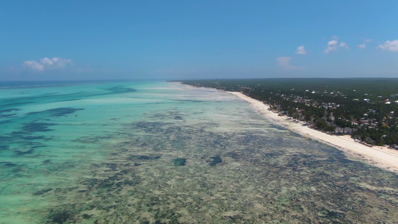 vista aérea del océano y la costa de jambiani en la isla de zanzíbar