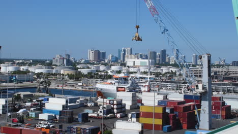 Sea-Testigo-Del-Patio-De-Contenedores-Contra-El-Vibrante-Horizonte-De-La-Ciudad-En-Un-Video-Comercial,-Que-Muestra-La-Integración-De-La-Logística-Y-La-Infraestructura-Urbana.