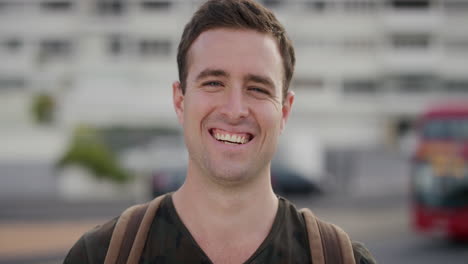retrato de un joven feliz sonriente turista disfrutando de unas vacaciones exitosas estilo de vida independiente hombre estudiante viaje de verano