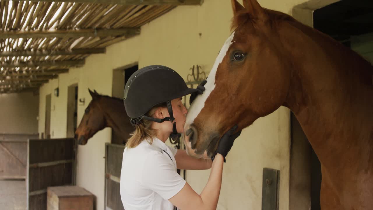 mujer caucásica con su caballo