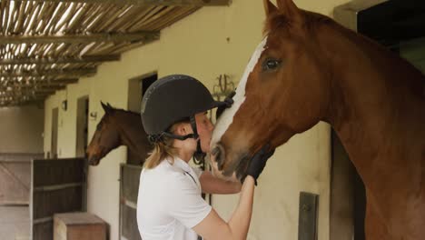 mujer caucásica con su caballo