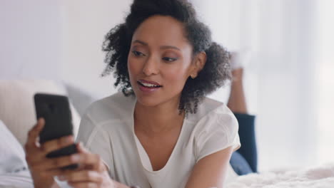 Hermosa-Mujer-Tomando-Fotos-Selfie-Usando-Un-Teléfono-Inteligente-Disfrutando-Compartiendo-El-Estilo-De-Vida-En-Las-Redes-Sociales-Acostada-En-La-Cama-En-Casa