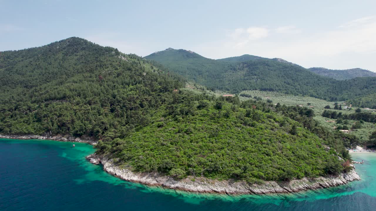 vista de avión no tripulado sobre la playa de glifoneri con arena blanca, agua turquesa y vegetación exuberante, isla de thassos, grecia