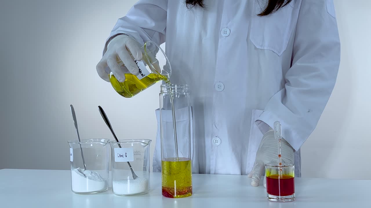 과학자 는 다채로운 용암 램프 실험 을 시연 한다