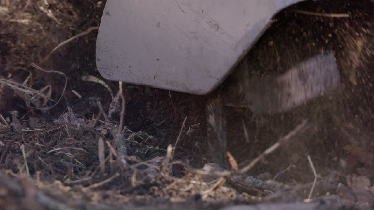 표토, 농업, 슬로우 모션에서 작동하는 로토틸러 블레이드가 닫힙니다.