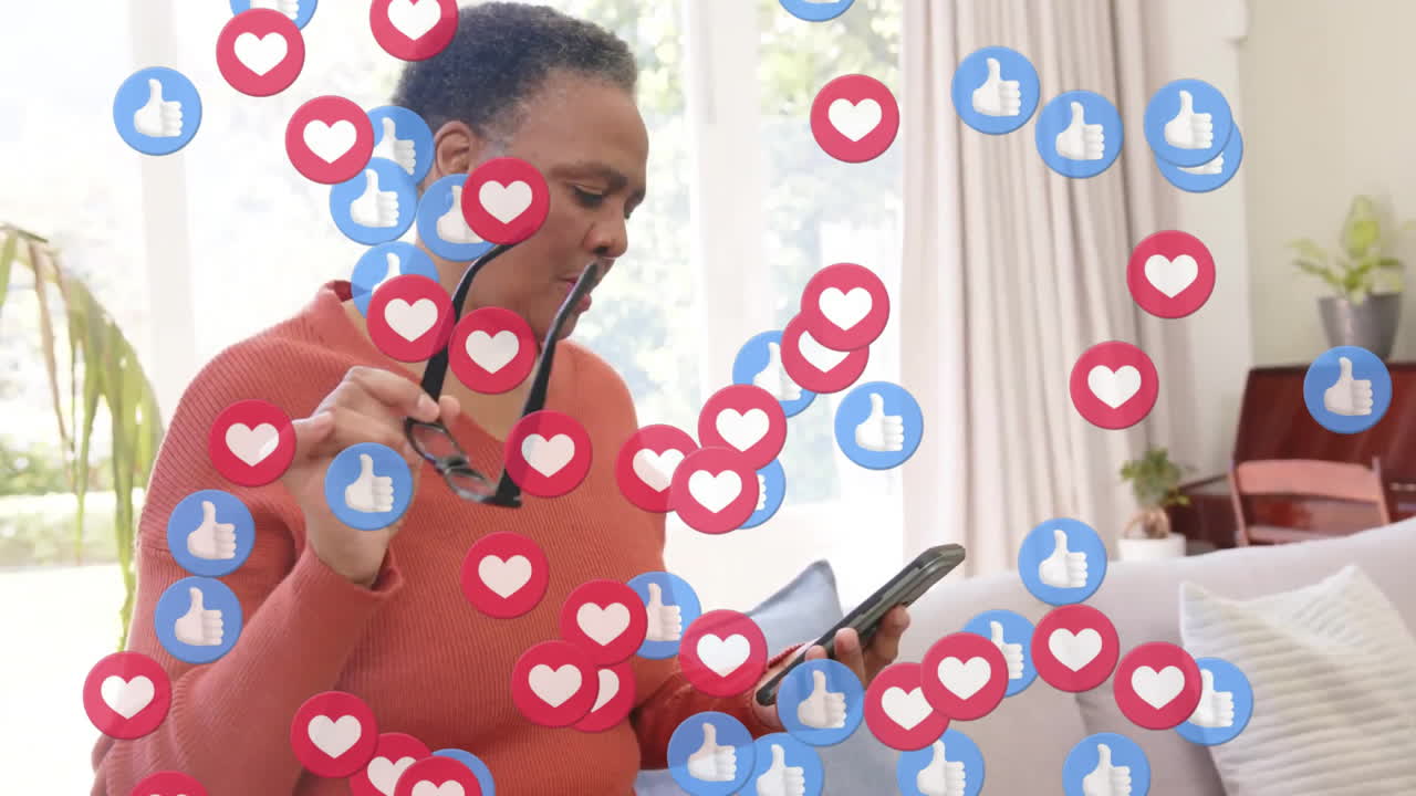 Animação de ícones de redes sociais e dados sobre mulher afro-americana idosa sorridente com smartphone