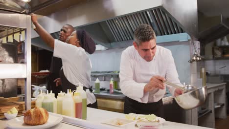 Hombre-Caucásico-Cocinando-En-La-Cocina