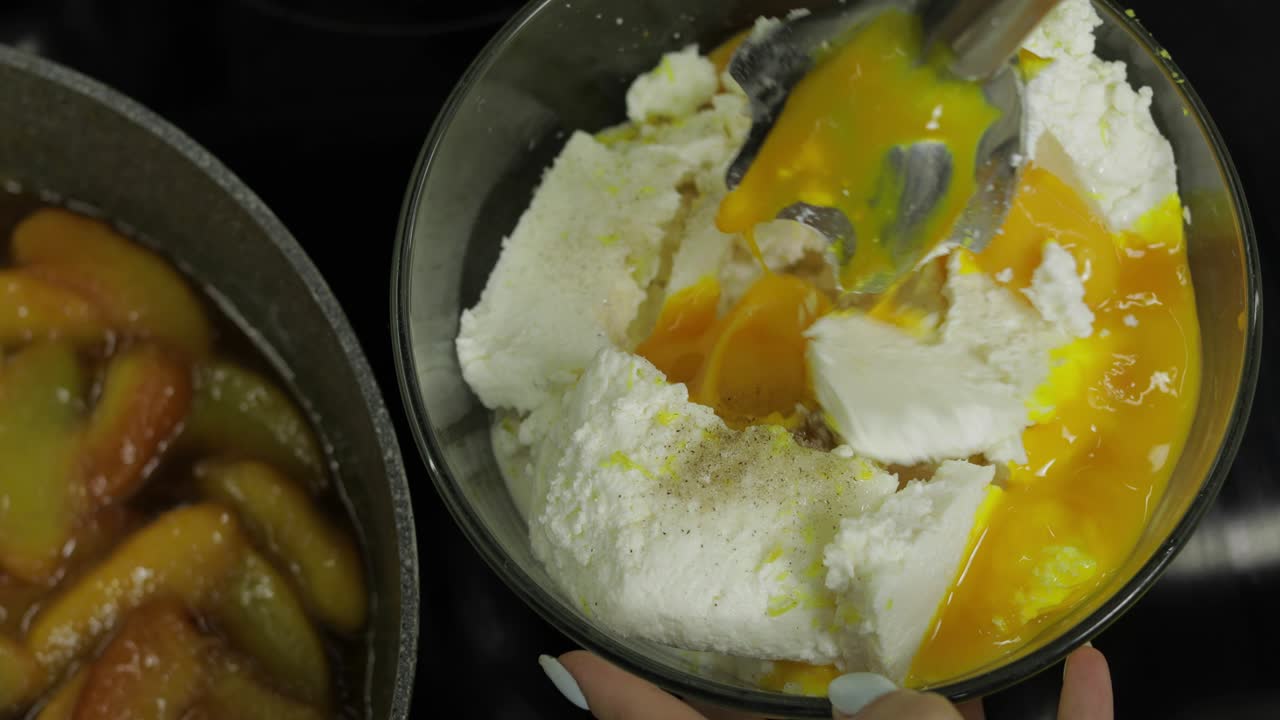 preparación de pasteles de queso. mezclando el queso cottage y un huevo de pollo
