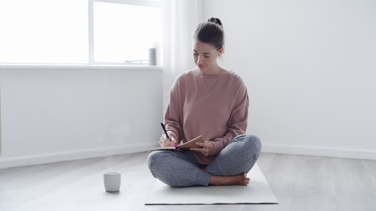 mujer joven escribiendo notas sinceras en un diario