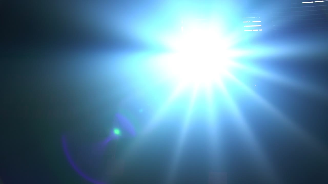 디스코 나 콘서트 를 위한 스 ⁇  라이트 가 카메라 를 향해 곧바로 빛나고 있다