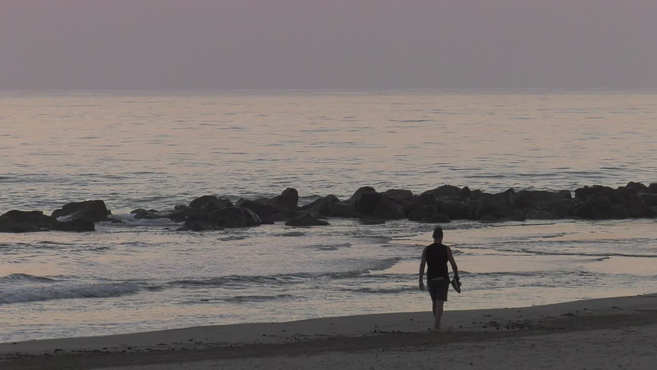 새벽에 맨발로 해변을 걷는 남자, 슬로우 모션 실루엣