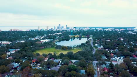 4k-Luftvideo,-Das-über-Den-Crescent-Lake-Park-In-Richtung-Innenstadt-Von-St.-Petersburg-Fliegt