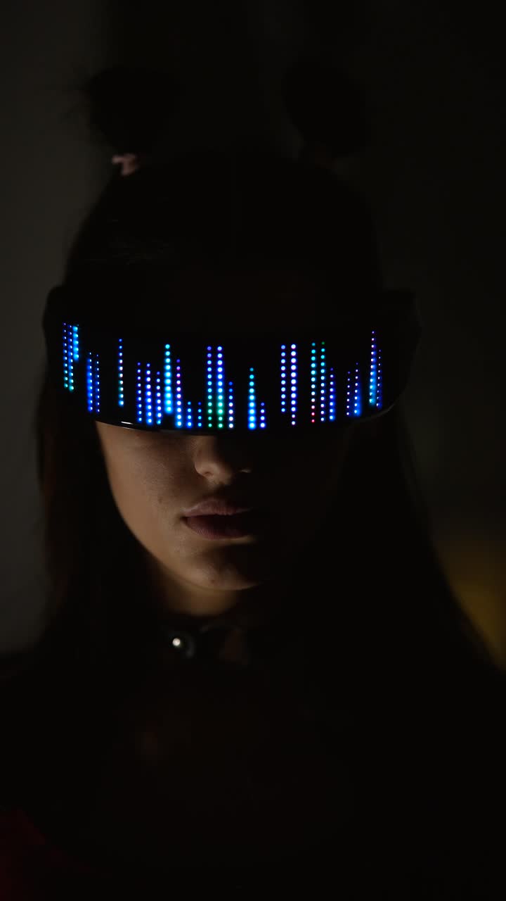 mujer con gafas de led