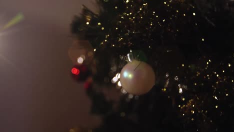 Animation-Von-Lichtflecken-über-Dem-Weihnachtsbaum