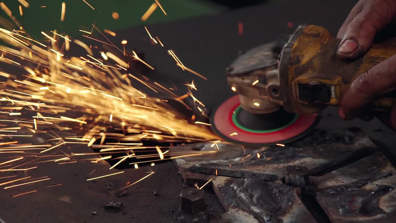 el mecánico profesional está cortando metal de acero.