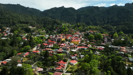 Drones-Rodeando-El-Pueblo-Mágico-Mineral-Del-Chico,-Día-Soleado-En-Hidalgo,-México