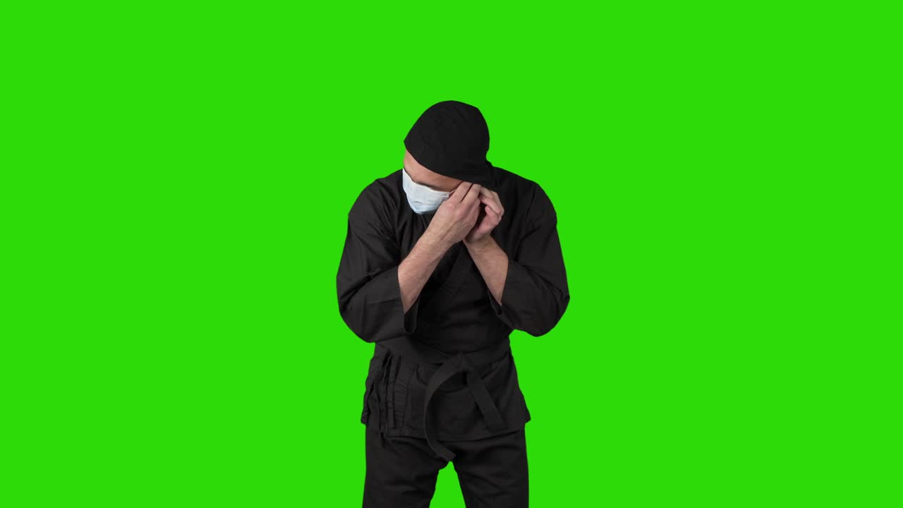 검은색 의상을 입은 남자가 의료 마스크를 착용하는 닌자 비디오