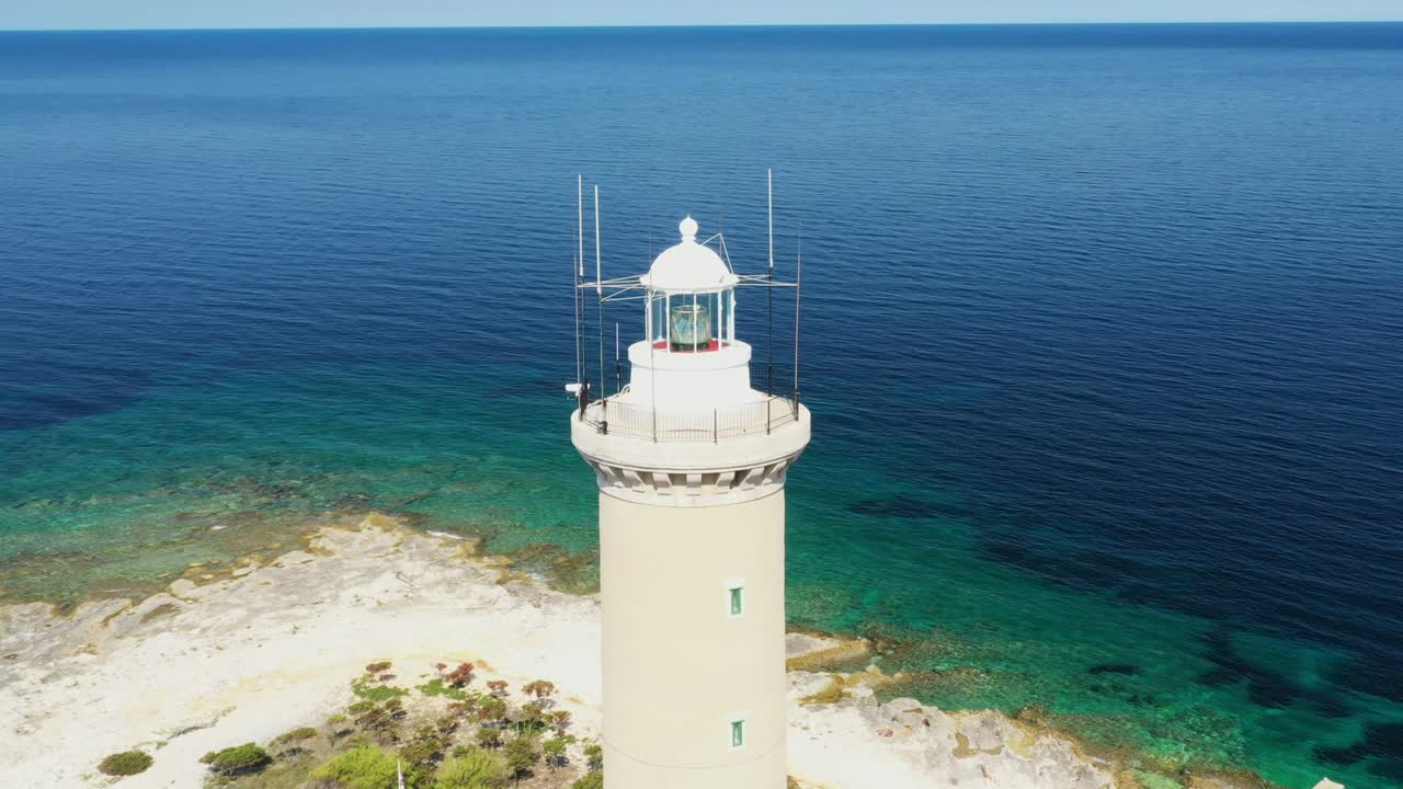 크로아티아 듀기 오토크 섬의 벨리 라트 등대 꼭대기에 떠다니는 드론