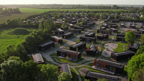sobrevuela los alojamientos en el complejo de playa roompot brouwersdam, parque de vacaciones en scharendijke, países bajos
