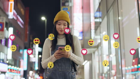 jovem usando smartphone na cidade noturna com emojis de mídia social