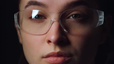 Face-portrait-of-thoughtful-businesswoman-moving-eyes-through-smart-glasses.