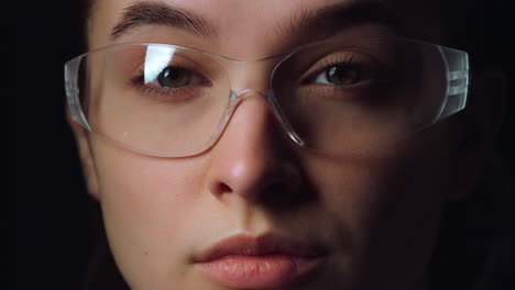 Retrato-Facial-De-Una-Mujer-De-Negocios-Pensativa-Moviendo-Los-Ojos-A-Través-De-Gafas-Inteligentes.