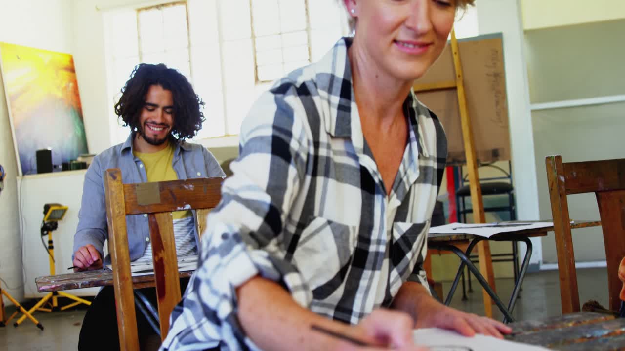 artista practicando el dibujo en lienzo 4k