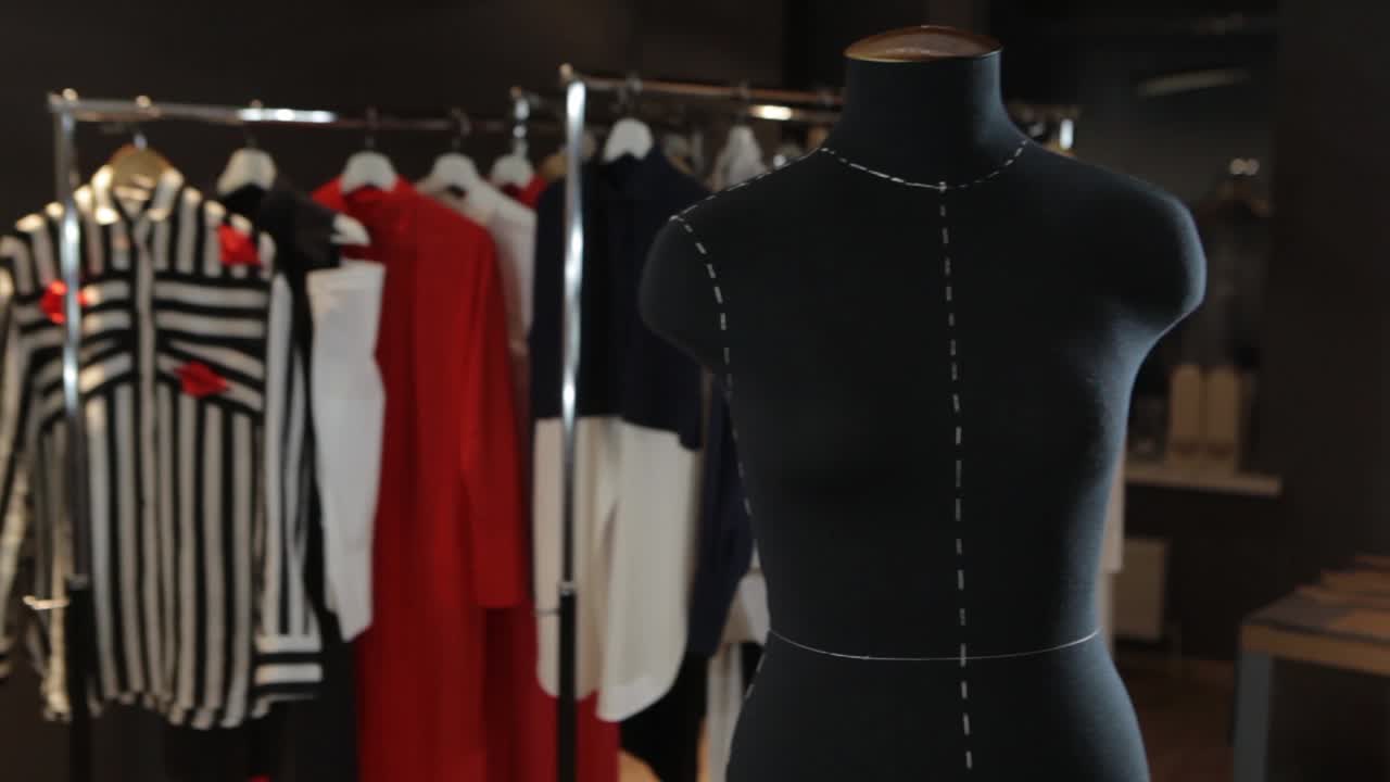 마네킨과 옷을 가진 패션 디자인 스튜디오