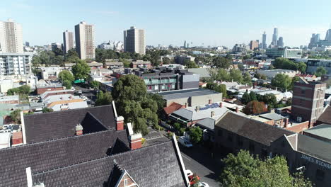 Drohnenaufstieg-Und-Enthüllung-Von-Melbourne-Mit-Darstellung-Alter,-Ursprünglicher-Viertel-Und-Belebter-Wohnungen-Bis-Hin-Zur-Skyline-Der-Stadt