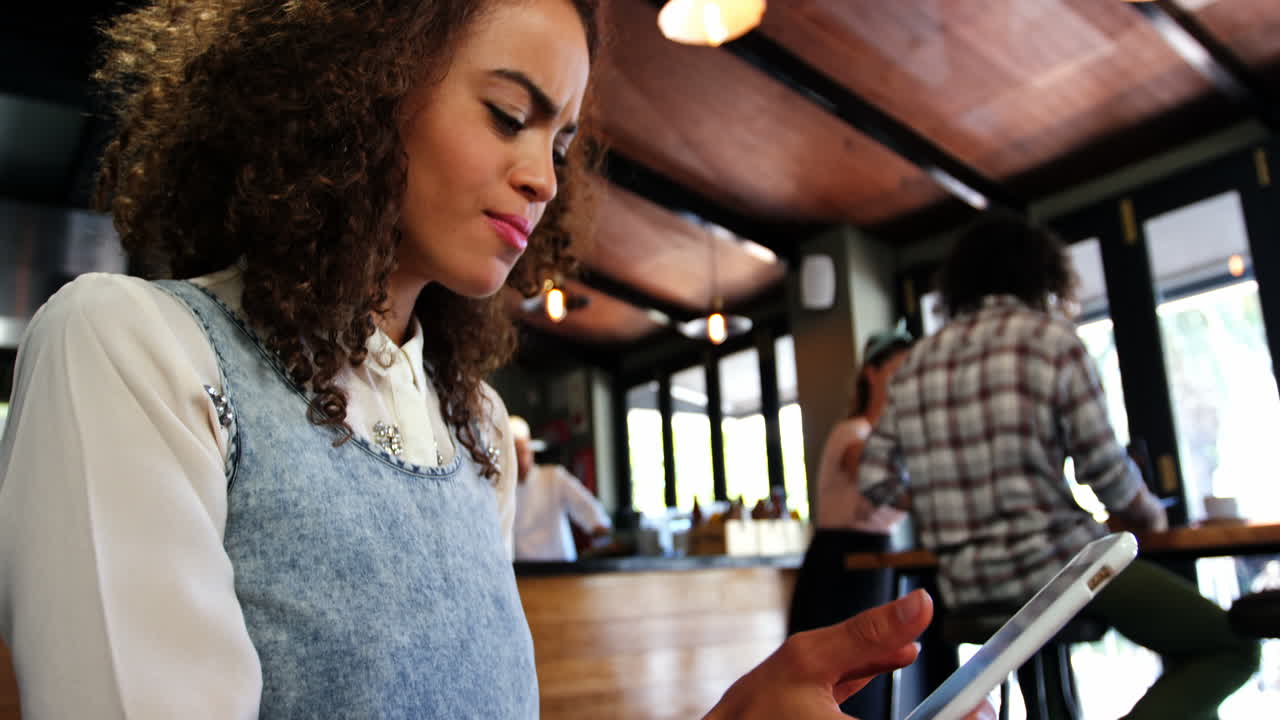 mujer usando tableta digital