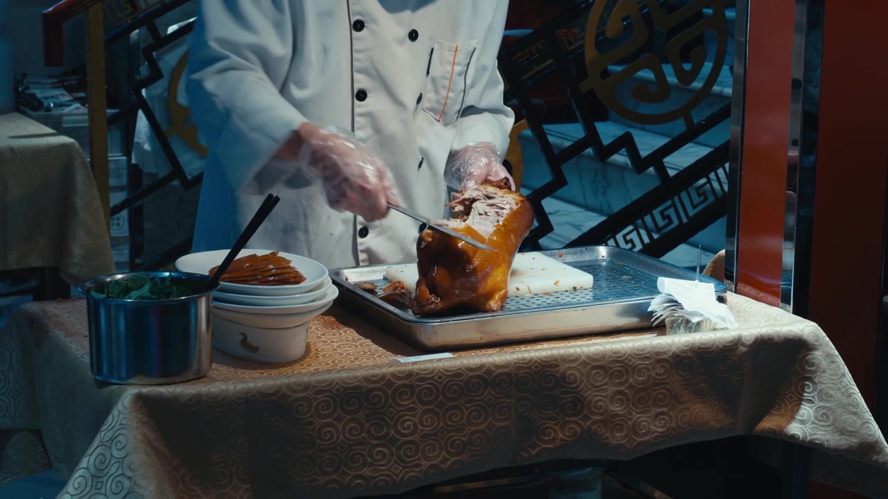 Uno chef affetta con cura un'anatra arrosto succulenta con un coltello da cucina professionale, enfatizzando la delicata tecnica richiesta per la preparazione tradizionale.