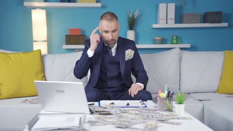 un hombre de negocios cuidadoso con mucho dinero.