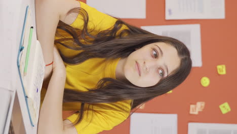 video vertical de una niña asocial y adicta a la tecnología.
