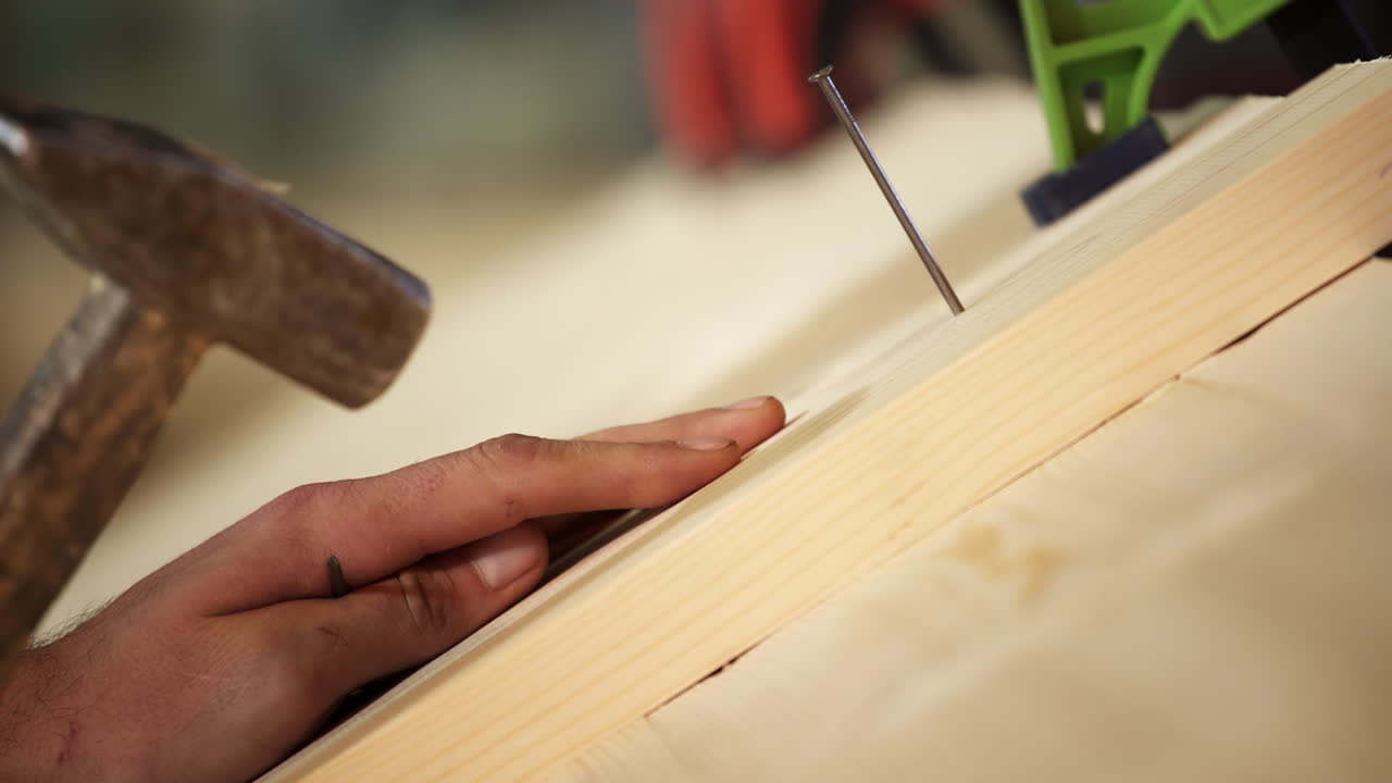 carpintero clavando un clavo en la madera