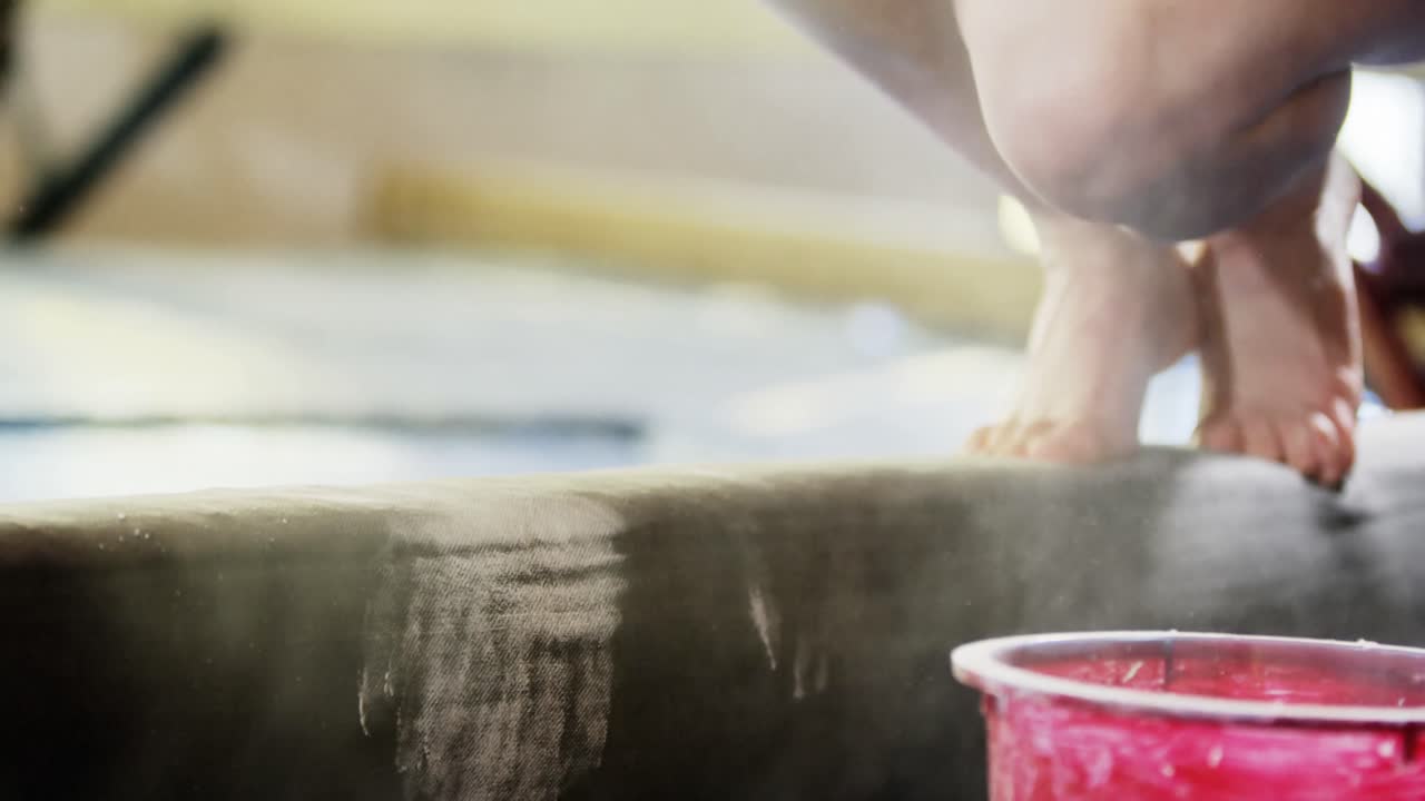 체조 운동 을 하는 체조 선수