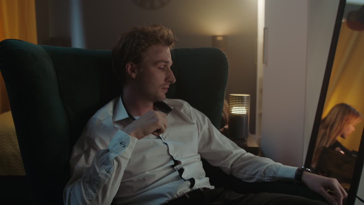 의자 에 앉아 있는 사람