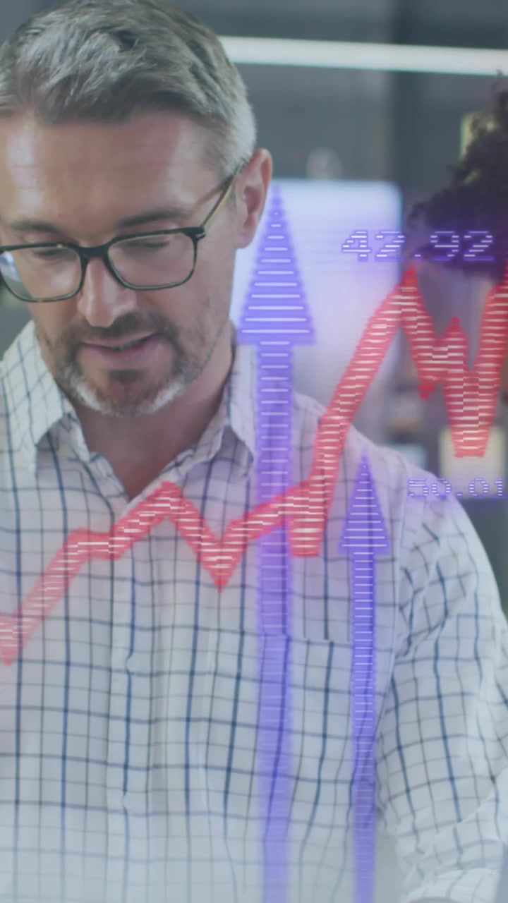 Animazione di elaborazione dati finanziari e frecce su diverse persone d'affari in ufficio