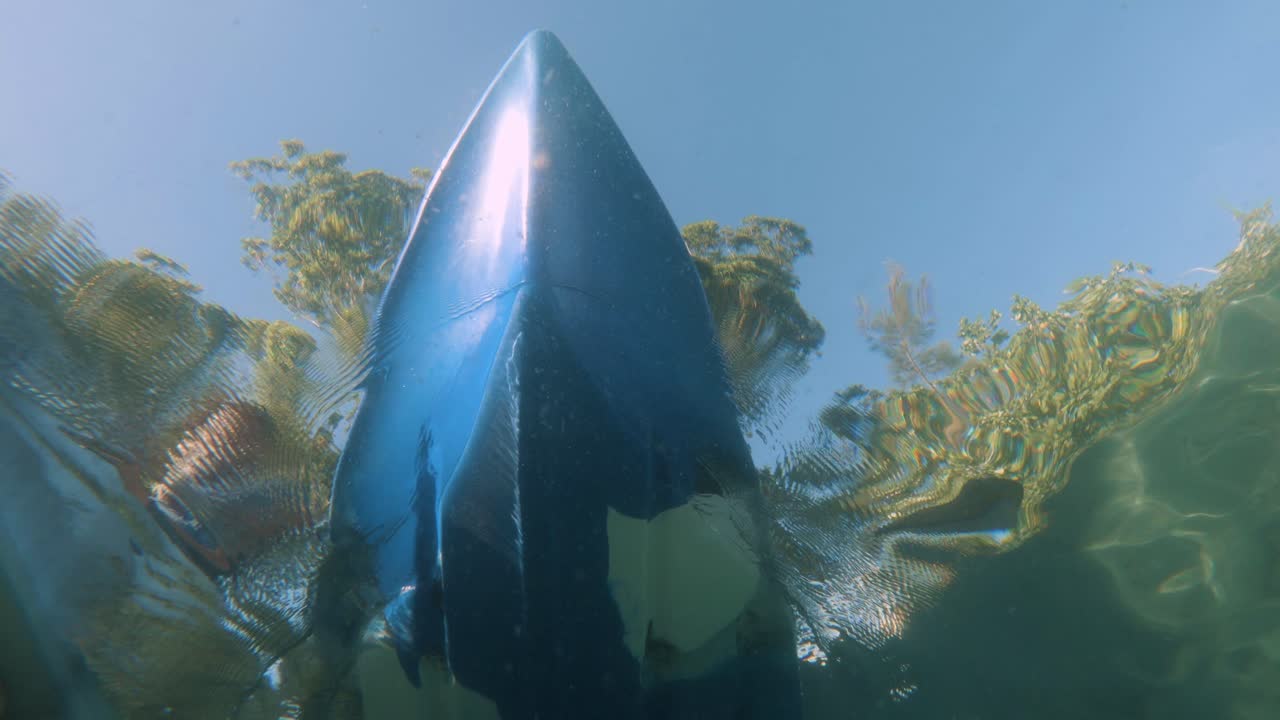 해양 조사 및 생태 자연 활동에 사용되는 카약의 독특한 수중 풍경