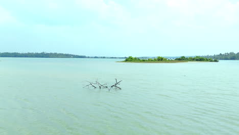 Pequeña-Isla-En-Un-Lago,-Masa-De-Tierra-Dentro-De-Un-Lago