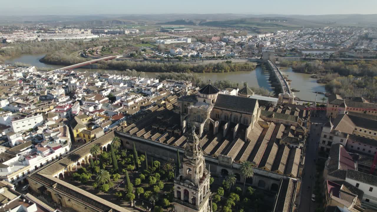 Mesquita-Catedral de Nossa Senhora da Assunção e paisagem urbana, Córdoba, Espanha. Tilt up aéreo