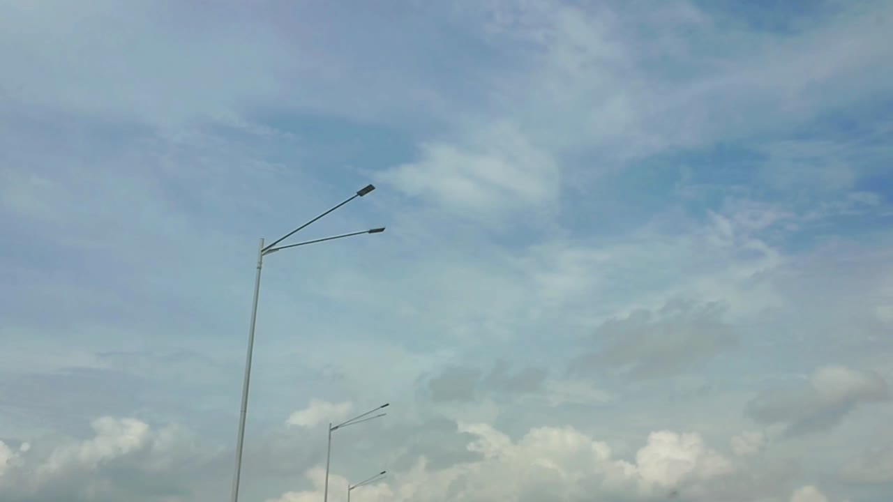 낮에 유료 도로 불빛의 시각