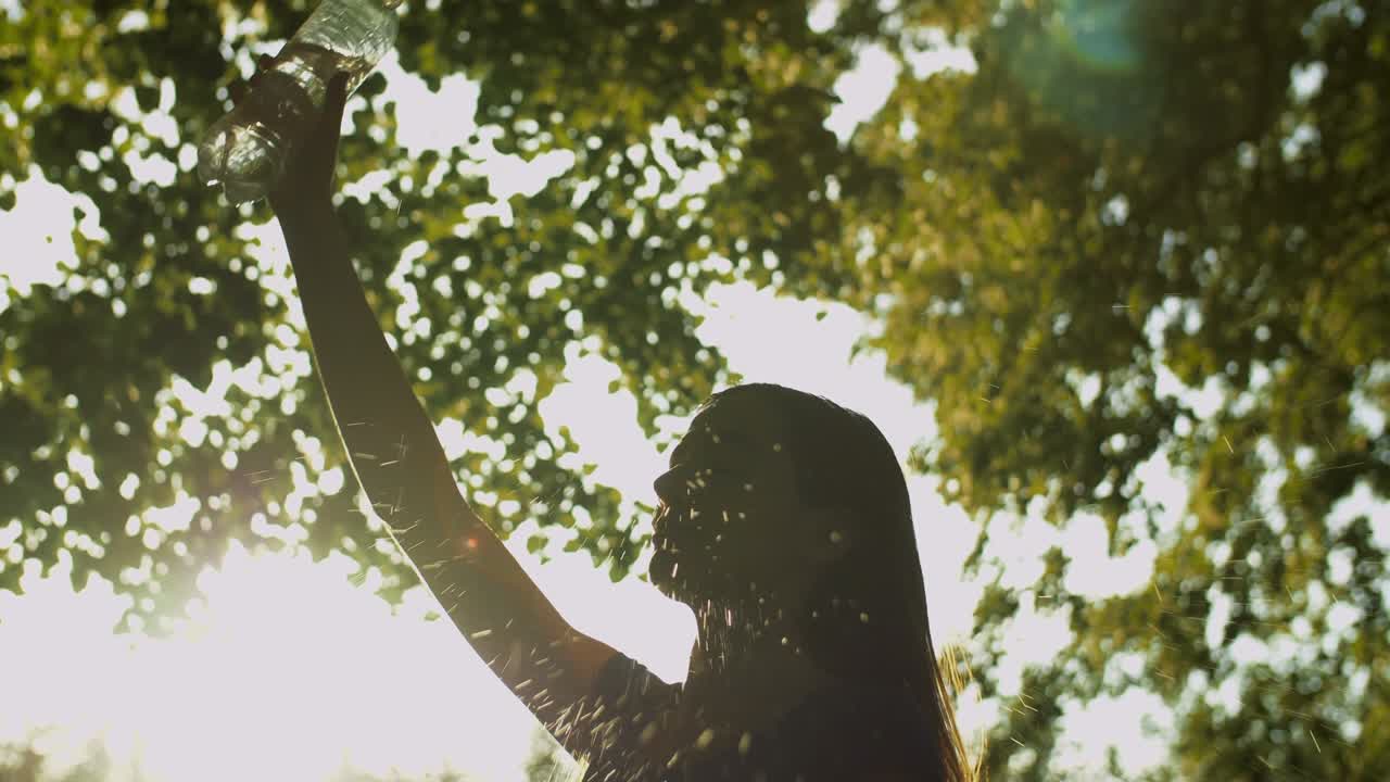 피트니스 여성 이 조 을 한 후 얼굴 에 물 을 부어 놓고 있다