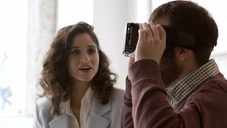 fotografía en primer plano de un joven con auriculares de realidad virtual