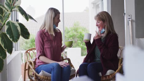 Mutter-Und-Tochter-Reden-Miteinander,-Während-Sie-Zu-Hause-Kaffee-Trinken