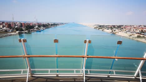 vista panorámica desde el crucero que pasa por el famoso canal de suez durante el día