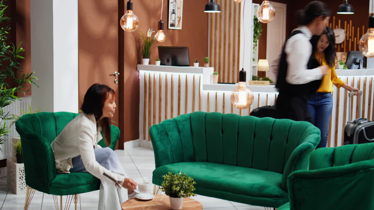 커피 컵 을 주문 하고 카드 로 지불 하는 젊은 여행자