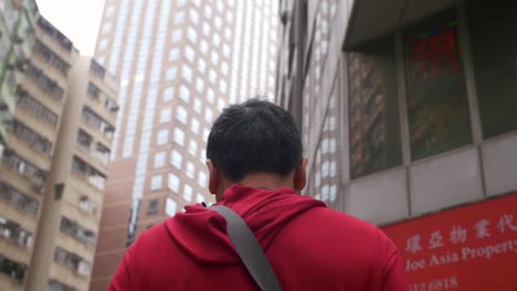 Siguiendo-a-un-hombre-caminando-en-Hong-Kong