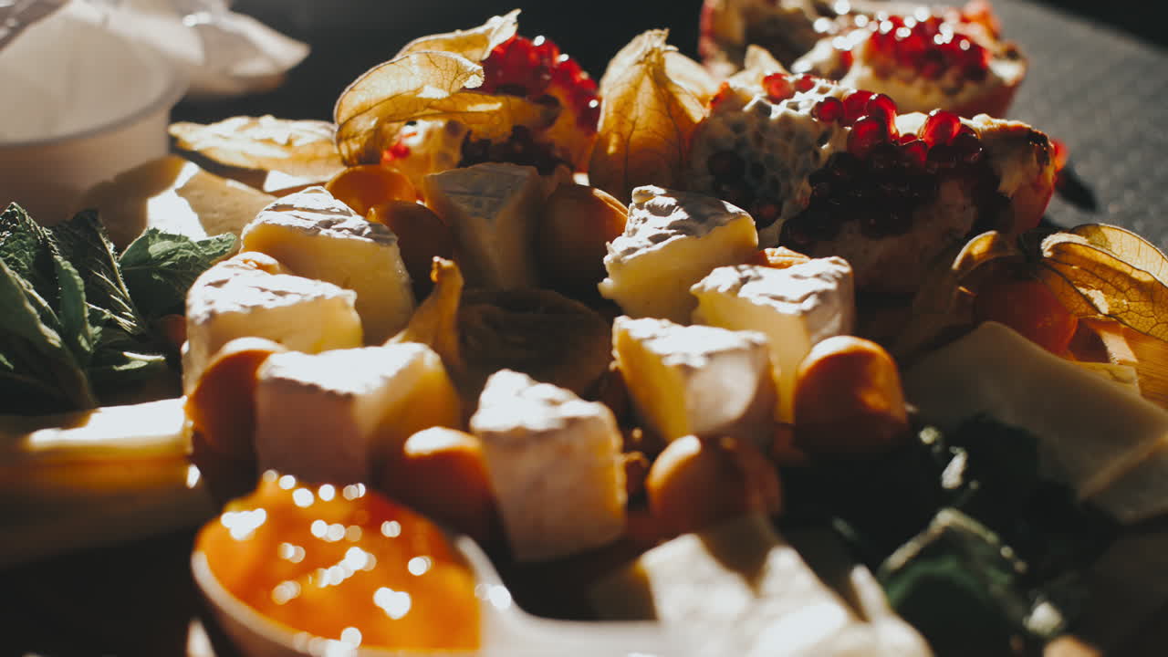 rebanadas de pastel de frutas cortadas, menta, granada, fisalis, jalea